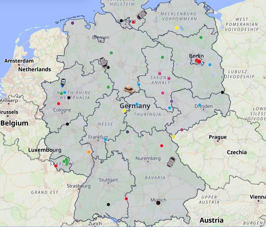 Echte Wahlfarben-Karte von Deutschland mit farbigen Gebieten und Fahrzeugen